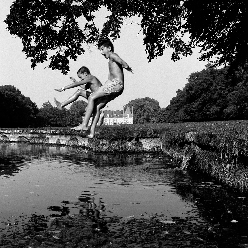 Adrien et Benji sautant dans la pièce d'eau du Dauphin - Chris Plytas